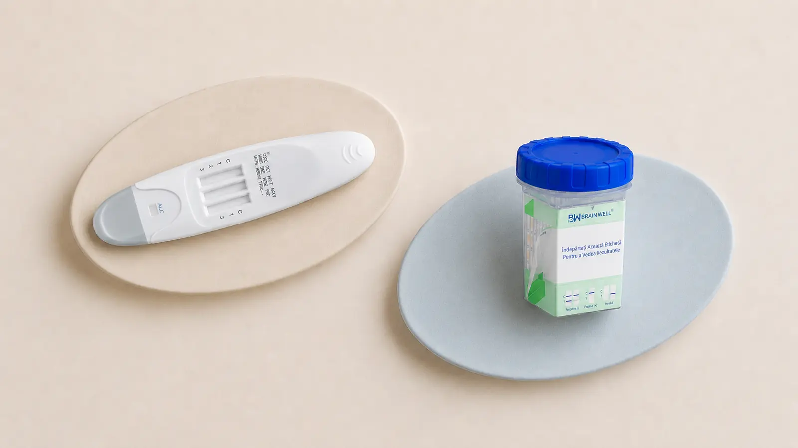 Dispozitiv pentru testarea antidrog din salivă și recipient pentru testarea din urină, prezentate comparativ